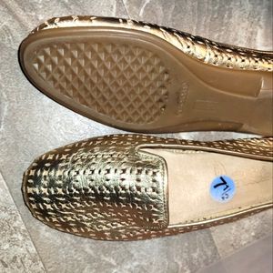 AEROSOLES Gold Cut out flat in size 7.5